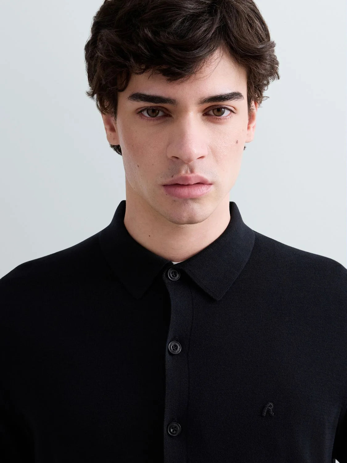 SHORT-SLEEVED SHIRT-STYLE KNIT | BLACK UK5158 G23726-098