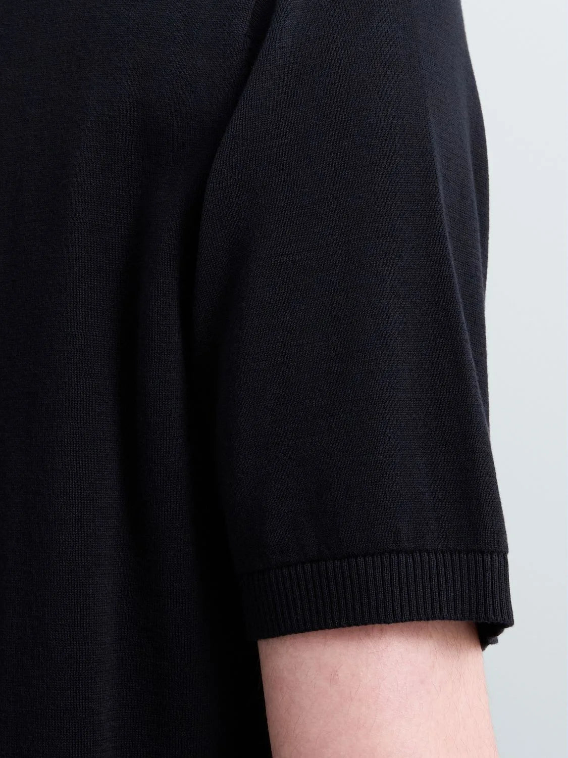 SHORT-SLEEVED SHIRT-STYLE KNIT | BLACK UK5158 G23726-098