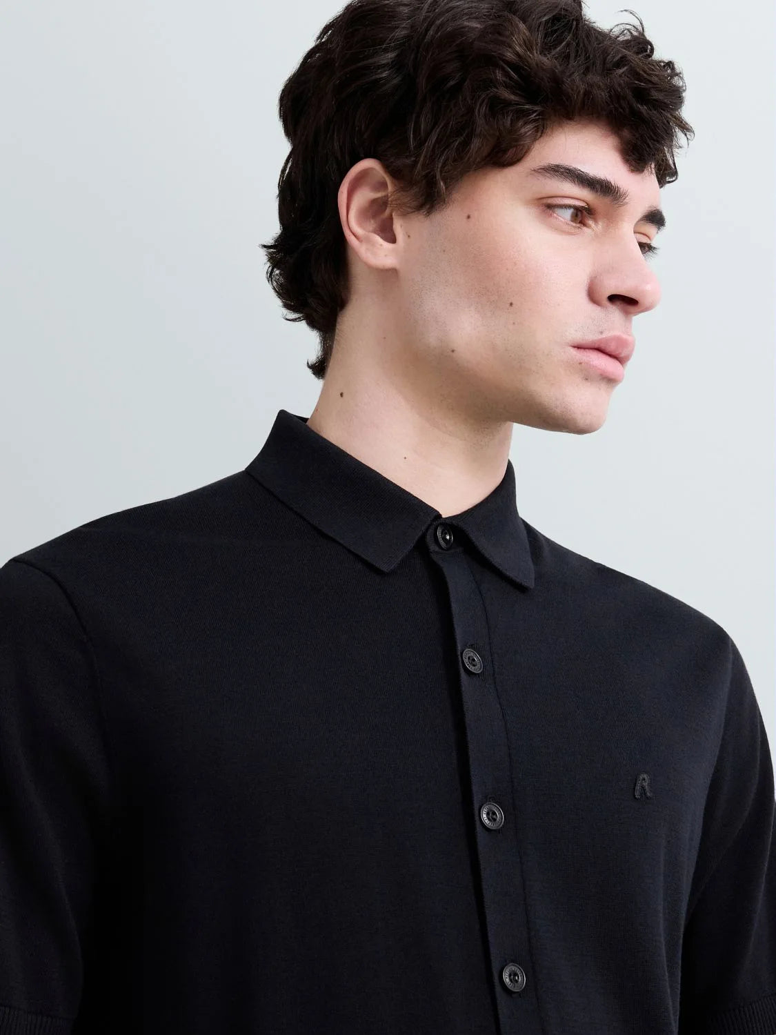 SHORT-SLEEVED SHIRT-STYLE KNIT | BLACK UK5158 G23726-098